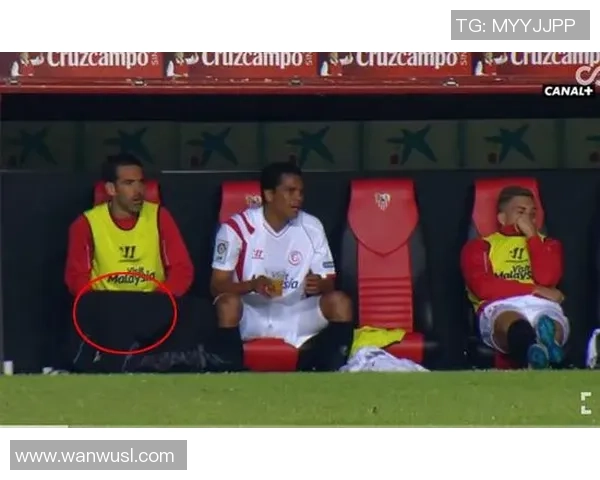 足球明星们的搞笑日常大揭秘：训练场外那些令人捧腹的趣事与尴尬瞬间