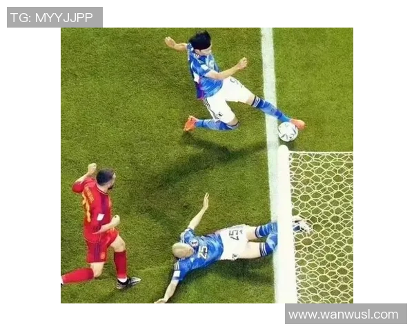 足球比赛中球出界后如何判定哪方得球的规则解析