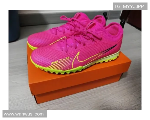 足球鞋碎钉球星同款专属设计展现锋利脚感与无敌速度